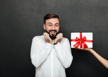 Idei de cadouri pentru bărbați: accesorii elegante cu care nu poți da greș