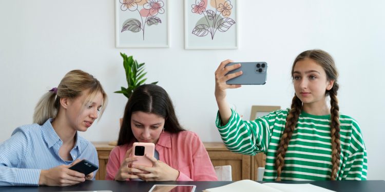 Adolescentul și rețelele sociale: cum să ghidezi fără a controla