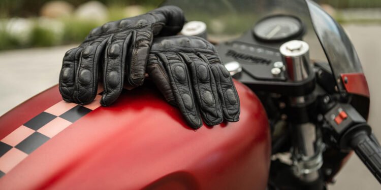 Accesorii indispensabile pentru orice motociclist pasionat