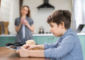 Comunicarea eficientă între părinți și adolescenți: sfaturi și tehnici