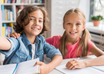 Educația copiilor în era digitală: Sfaturi și strategii pentru părinți și educatori.