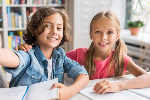 Educația copiilor în era digitală: Sfaturi și strategii pentru părinți și educatori.