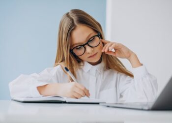 Rolul muzicii în dezvoltarea copilului: beneficii și activități muzicale recomandate