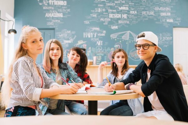 Cum poți discuta cu copilul tău despre bullying: sfaturi utile pentru părinți
