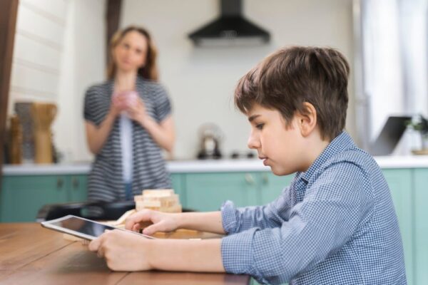 10 Tehnici de comunicare eficientă între părinți și copii pentru o relație armonioasă