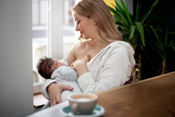 Cafeaua, alăptarea și bebelușul: Cum să găsești echilibrul
