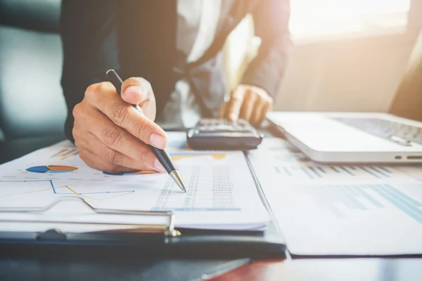 Taxe majorate cu 40 la sută. Românii, invitați să-și dea cu părerea
