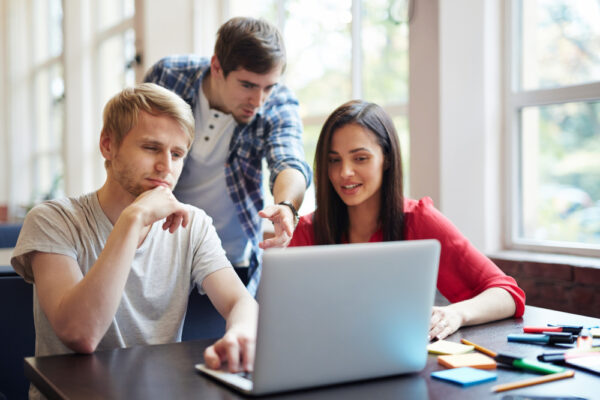 Cele mai bune laptopuri pentru studenți