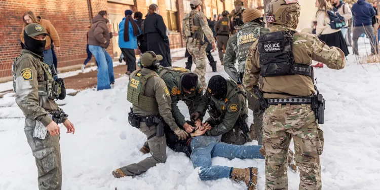 Toate școlile din Minneapolis și-au anulat cursurile în urma acțiunilor ICE. Federalii au descins la un liceu unde învățau hispanici