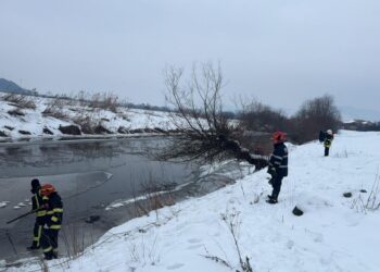 Copil de 4 ani căutat în râul Someș, alt minor a fost scos din apă și dus la spital. Pompieri și scafandri intervin de urgență  
