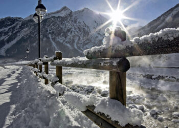 Prognoza meteo, 2 ianuarie. Temperaturi neobișnuite pentru o lună de iarnă. Unde va ninge ca în povești
