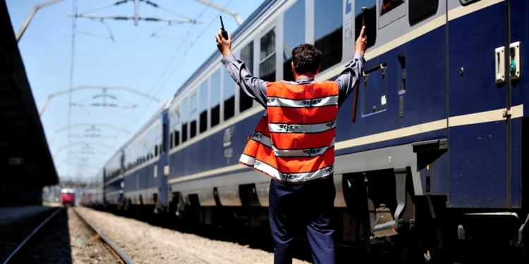 Cum obții despăgubiri pentru trenurile întârziate. Ce sume sunt prevăzute de lege  