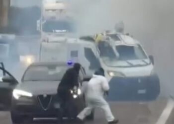 Jaf armat pe o șosea din Italia. Atacatorii au blocat drumul și au aruncat în aer o dubă de transport valori  