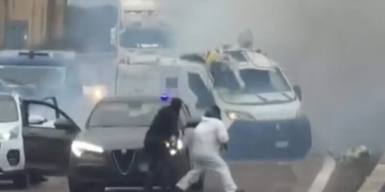 Jaf armat pe o șosea din Italia. Atacatorii au blocat drumul și au aruncat în aer o dubă de transport valori  
