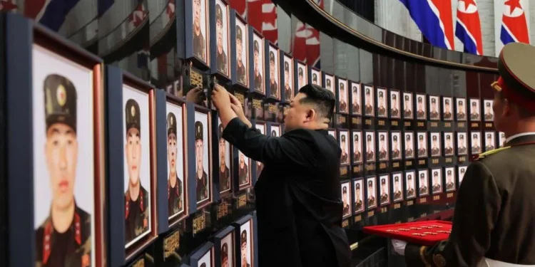 Familiile soldaților nord-coreeni uciși în războiul Rusiei din Ucraina au primit locuințe. Kim Jong un a participat la inaugurare