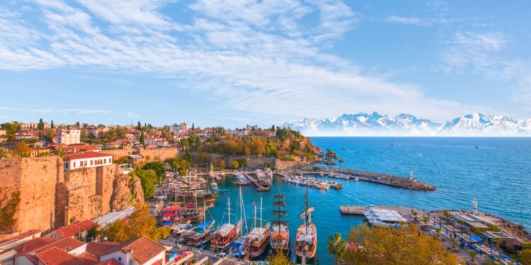 Vacanță cu copii fără bătăi de cap? Alege charterul Suceava–Antalya