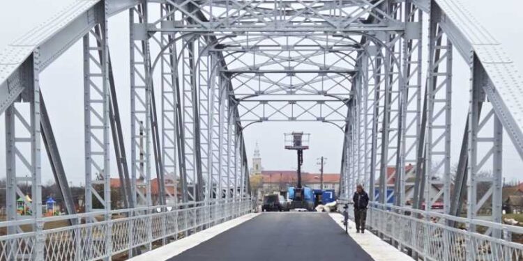 Podul din Arad care mai mult încurcă: „Am întors și am trecut prin apă”