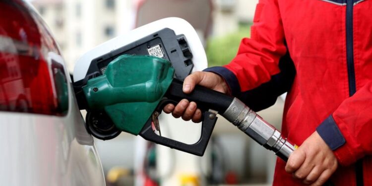 Vacanță mai ieftină de 1 Mai: Rompetrol scade prețul benzinei