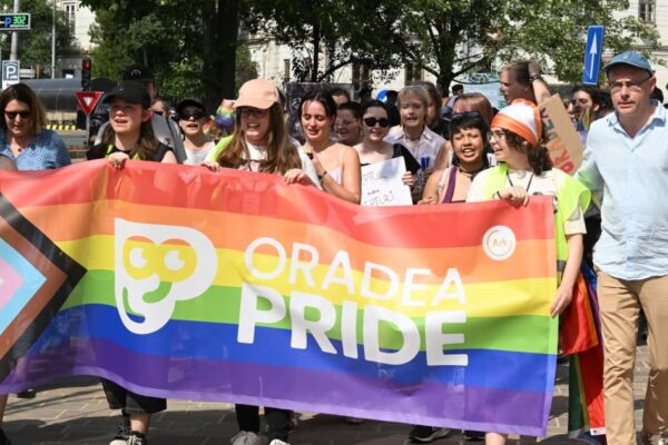 Marșul Pride din Oradea s-a desfășurat în ciuda avertismentelor jandarmilor. Mai multe amenzi au fost aplicate înainte de plecarea pe traseu