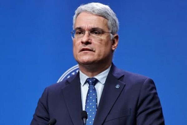 Pîslaru: Două persoane din trei din sistemul medical vor avea creşteri salariale