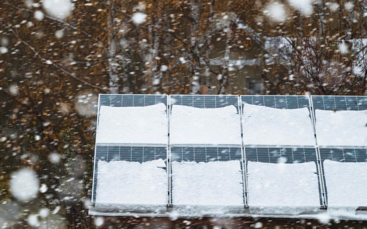 Panourile fotovoltaice produc energie și iarna? Ce trebuie să știi