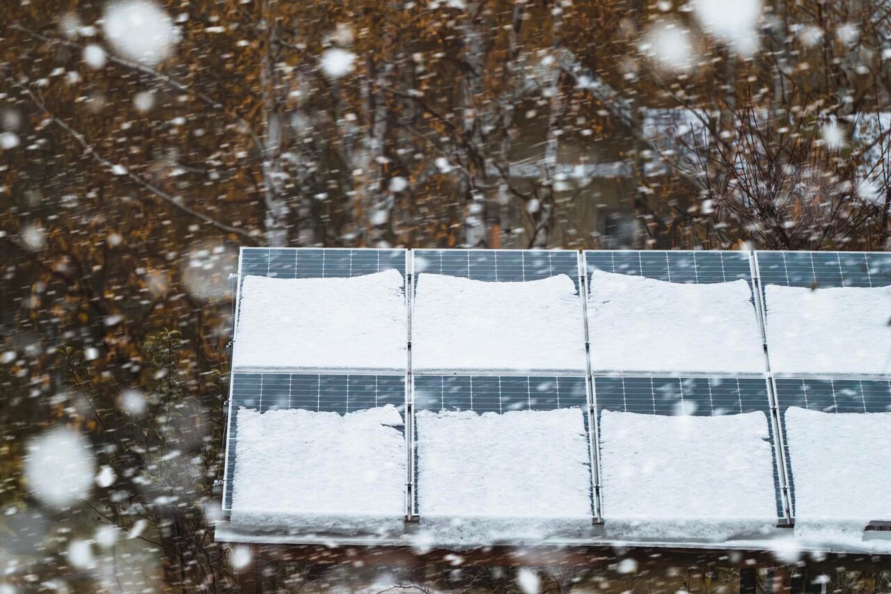 Panourile fotovoltaice produc energie și iarna? Ce trebuie să știi