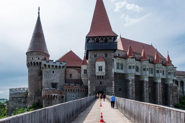 Castelul Corvinilor: ce descoperi dincolo de podul care apare în toate fotografiile