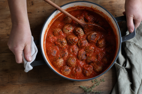 Cum să pregătești chiftele marinate pufoase, cu sos aromat