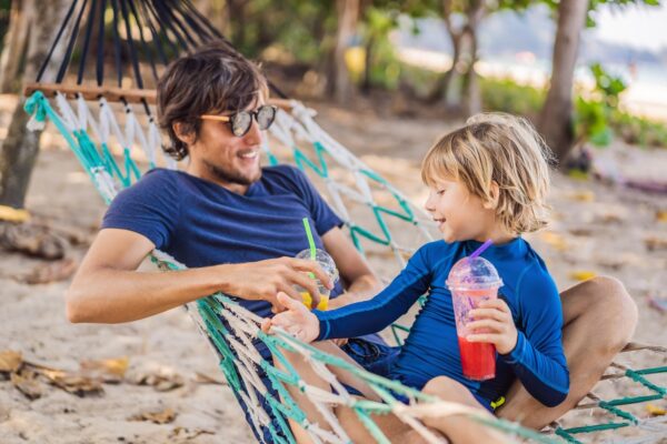 Vacanță la mare cu copiii: destinații unde părinții se pot relaxa cu adevărat