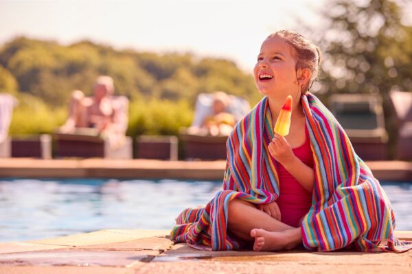 Hotel cu piscine sau cazare aproape de plajă? Ce aleg familiile cu copii