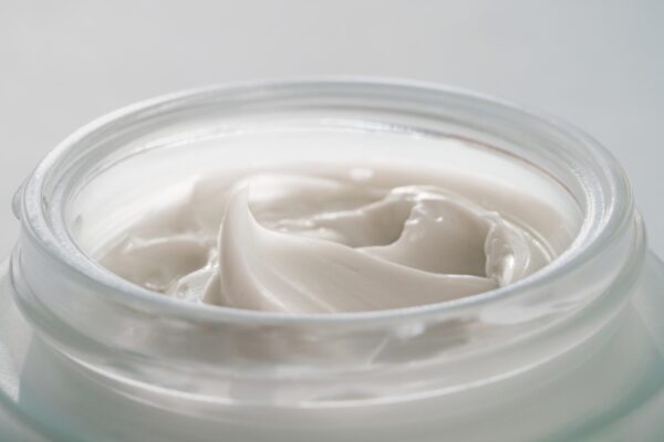 Cât păstrezi cosmeticele după deschidere și ce înseamnă simbolul PAO