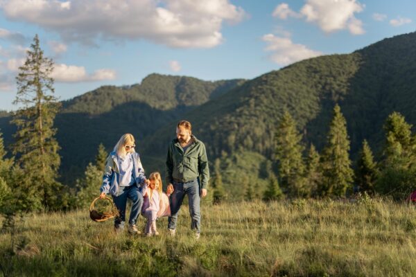 Weekend în familie la munte: aer curat, plimbări și peisaje de poveste
