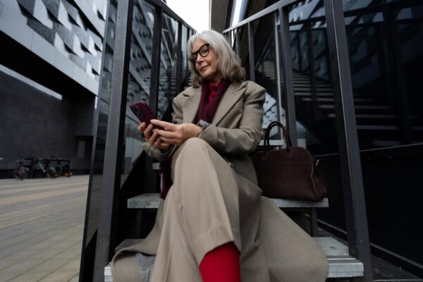 Stilul după 50 de ani: 10 piese care te fac să arăți modern și elegant