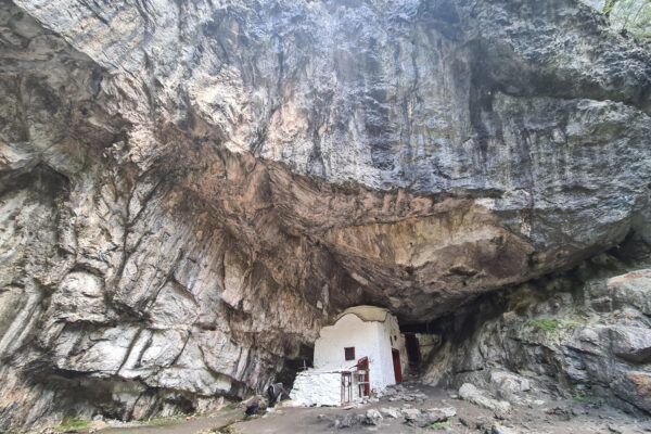 Sacromonte: ce descoperi în cartierul Granadei cunoscut pentru locuințele în peșteri